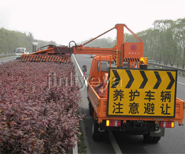 Highway hedge trimmer