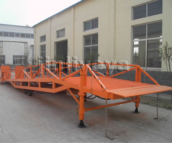 Customized mobile hydraulic boarding bridge